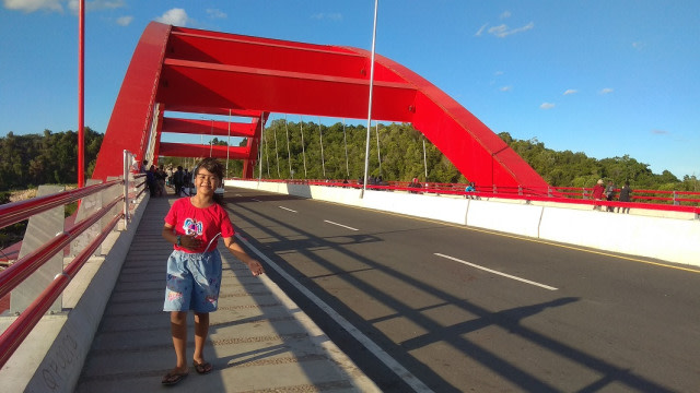 Jembatan Youtefa diatas Teluk Youtefa Kota Jayapura yang biasa menjadi lokasi berkumpulnya warga setempat. (BumiPapua.com/Katharina)
