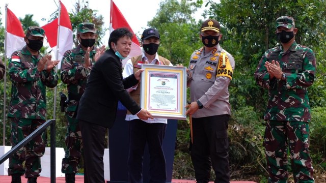 KAPOLDA Riau, Irjen Pol Agung Setya Imam Effendi saat menerima penghargaan dari Lembaga Kajian Strategis Kepolisian Indonesia (Lemkapi), Selasa (18/8/2020). 