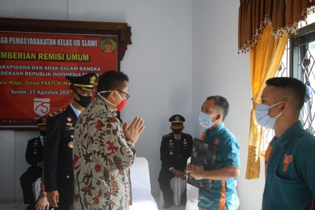 Sekretaris Daerah (Sekda) Kabupaten Tegal, Widodo Joko Mulyono saat menyerahkan SK remisi.