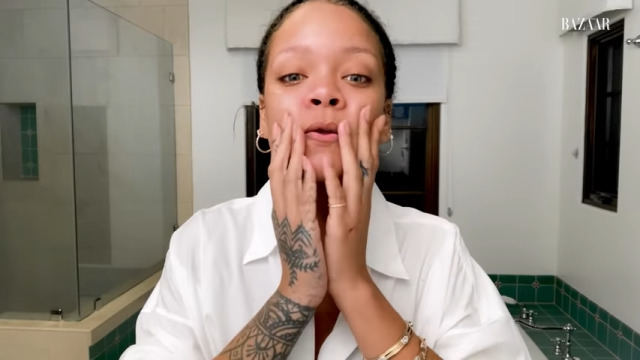Bisa Ditiru Pemilik Kulit Gelap, Simak 3 Langkah Perawatan Wajah ala Rihanna (2)