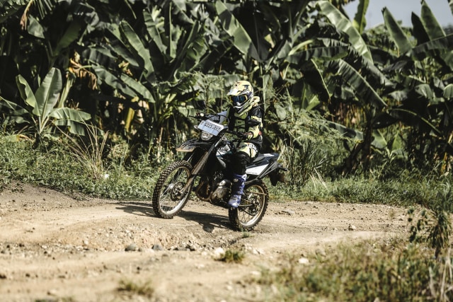 Foto: Garuk Tanah Pakai Yamaha WR 155 R di Bukit Hambalang (90837)