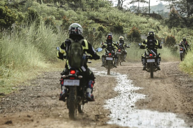 Foto: Garuk Tanah Pakai Yamaha WR 155 R di Bukit Hambalang (90835)