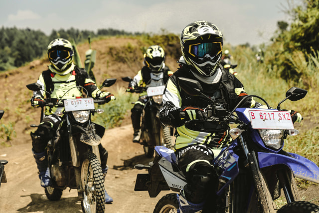 Foto: Garuk Tanah Pakai Yamaha WR 155 R di Bukit Hambalang (90836)