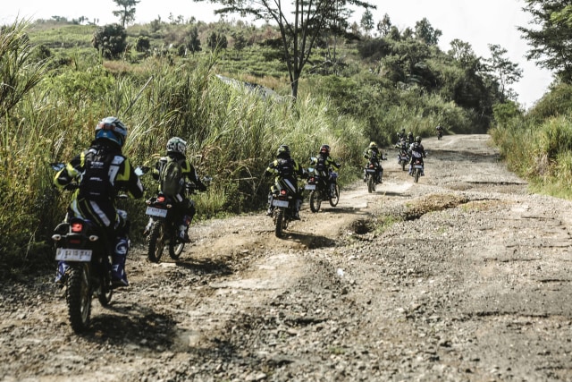 Foto: Garuk Tanah Pakai Yamaha WR 155 R di Bukit Hambalang (90838)