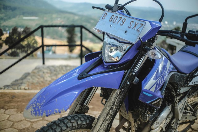 Foto: Garuk Tanah Pakai Yamaha WR 155 R di Bukit Hambalang (90847)