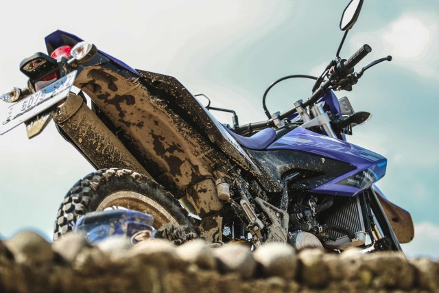 Foto: Garuk Tanah Pakai Yamaha WR 155 R di Bukit Hambalang (90841)