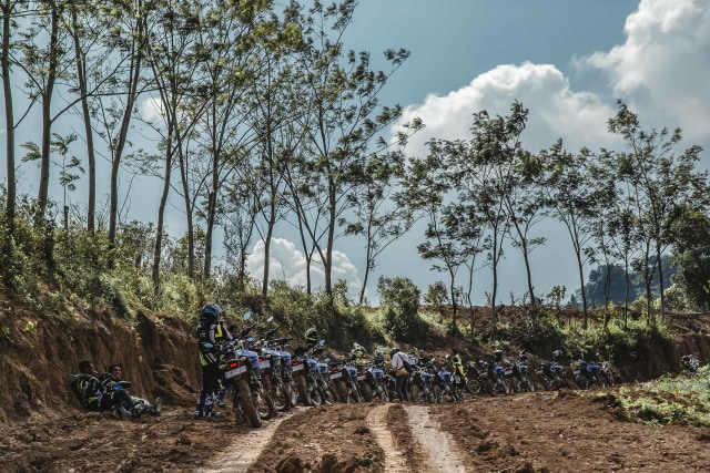 Foto: Garuk Tanah Pakai Yamaha WR 155 R di Bukit Hambalang (90839)