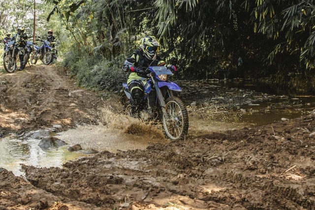 Foto: Garuk Tanah Pakai Yamaha WR 155 R di Bukit Hambalang (90833)