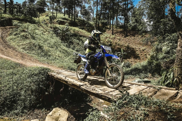 Foto: Garuk Tanah Pakai Yamaha WR 155 R di Bukit Hambalang (90829)