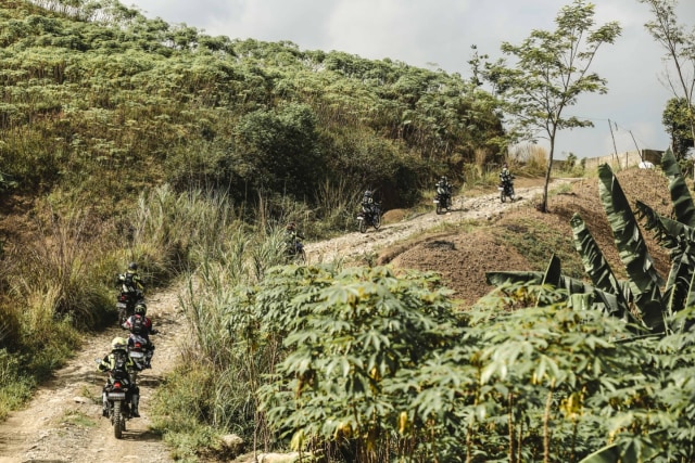 Foto: Garuk Tanah Pakai Yamaha WR 155 R di Bukit Hambalang (90830)