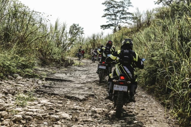 Foto: Garuk Tanah Pakai Yamaha WR 155 R di Bukit Hambalang (90827)