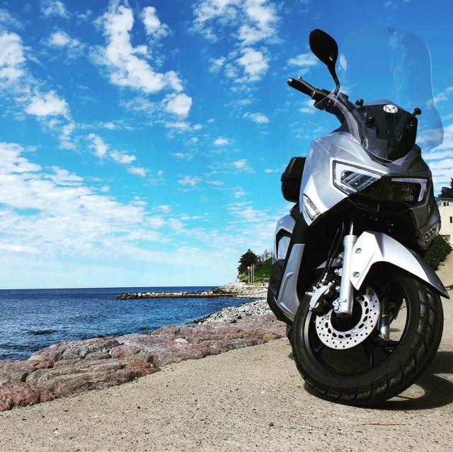 Mirip Yamaha NMax, Ini Motor Listrik MBI yang Akan Dijual di Indonesia (30108)