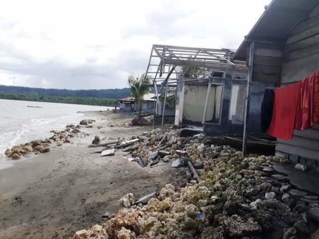 Rumah warga di pesisir Morotai Timur yang terdampak abrasi. Foto: Istimewa