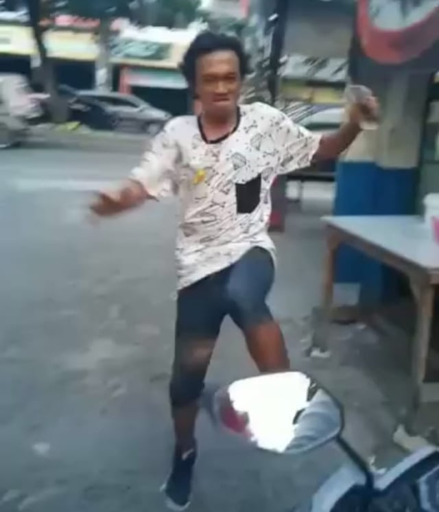 Foto screnshoot viral pria di Medan marah-marah soal uang parkir. 