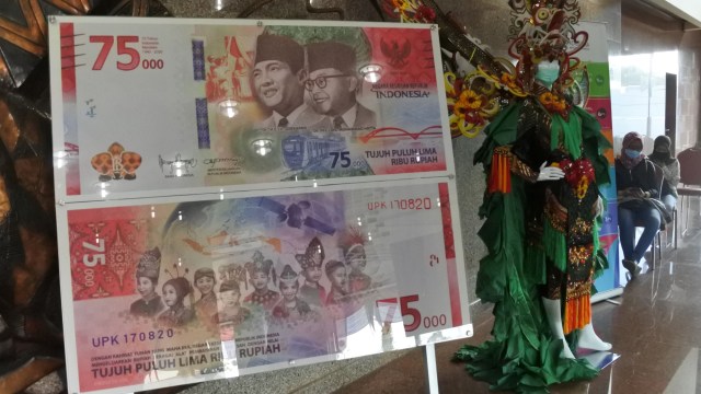 Warga antre menukar uang baru pecahan Rp75.000 yang merupakan Uang Peringatan Kemerdekaan 75 Tahun Republik Indonesia di Kantor Perwakilan Bank Indonesia Jember, Jawa Timur, Rabu (19/8/2020). Bank Indonesia mencetak 75 juta lembar uang baru pecahan R Foto: Seno/ANTARA FOTO