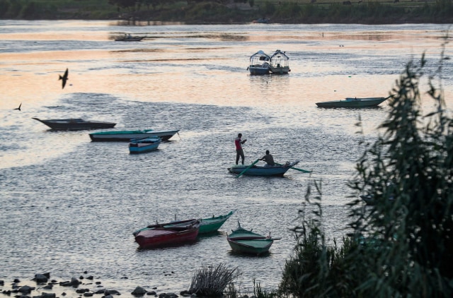 Salah satu nelayan terlihat di atas perahunya di Sungai Nil, Kairo, Mesir. Foto: Mohamed Abd El Ghany/Reuters