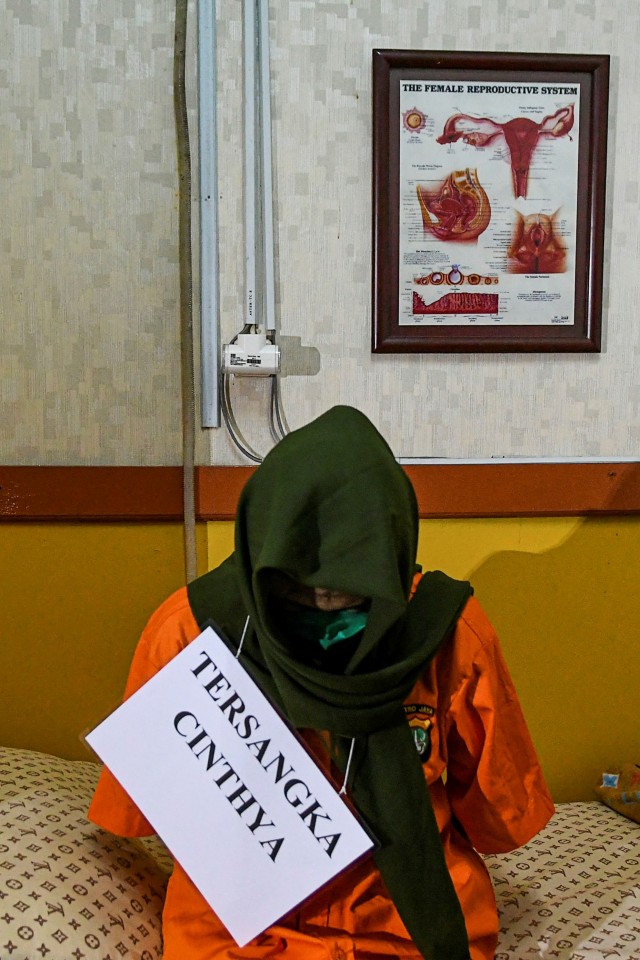 Seorang tersangka bersiap melakukan adegan rekonstruksi praktek aborsi ilegal di klinik kawasan Raden Saleh, Jakarta, Rabu (19/8). Foto: M Risyal Hidayat/ANTARA FOTO