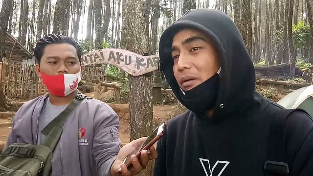Charly Van Houten berlibur di Talaga Surian Camp Park, Desa Puncak, Kecamatan Cigugur, Kabupaten Kuningan. (Andri Yanto)