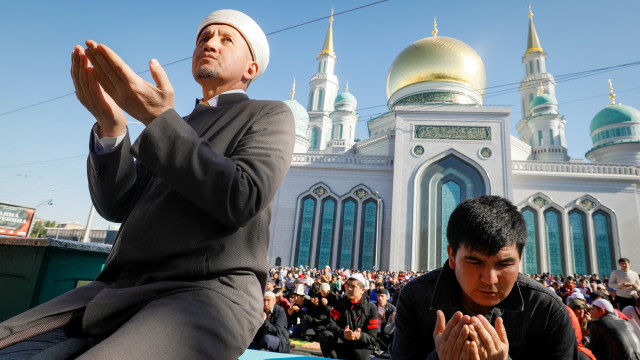 Masyarakat Palestina melakukan salat Idul Fitri di Jalur Gaza selatan. Foto: REUTERS/Ibraheem Abu Mustafa