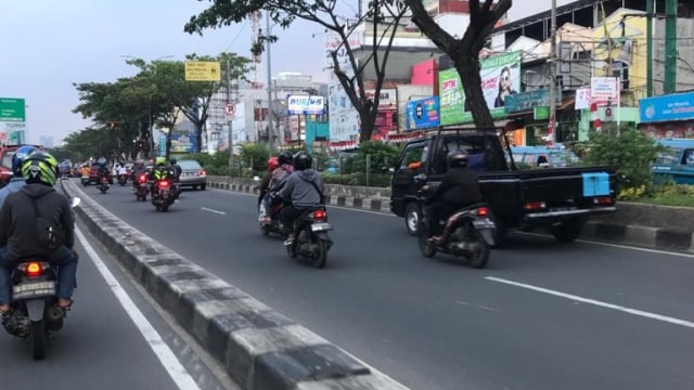 Pemotor melintas di jalur cepat Margonda, Depok. Foto: Dok. Istimewa