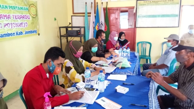 Penyerahan Kartu Tani kepada masyarakat di Desa Pojokrejo Kecamatan Kesamben Kabupaten Jombang