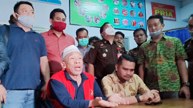 Nurul Qomar memberi keterangan mengenai penahanannya di hadapan awak media di Lapas Kelas II B Brebes, Rabu (19/8/2020). 