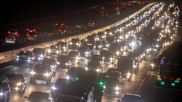 Sejumlah kendaraan memadati ruas jalan Tol Jagorawi, Cibubur, Jakarta Timur, Rabu (19/8). Foto: Yulius Satria Wijaya/ANTARA FOTO