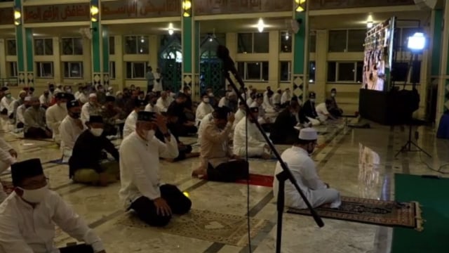 Anies Baswedan (baju cokelat) salat subuh di Masjid Pondok Indah. Foto: Dok. Istimewa