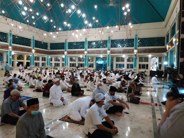 Anies salah subuh di Masjid Pondok Indah. Foto: Dok. Istimewa