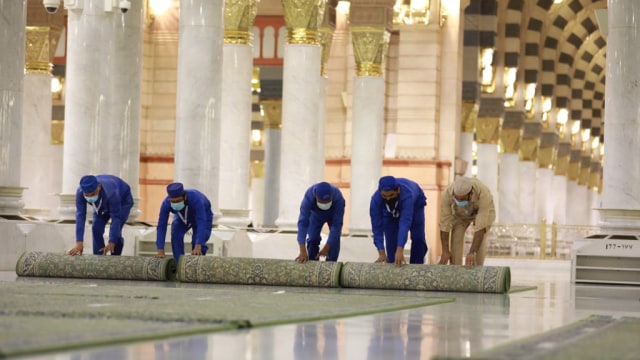 Karpet di Masjid Nabawi mulai dipasang lagi pada 20 Agustus 2020 malam Foto: Twitter/@@wmngovsa