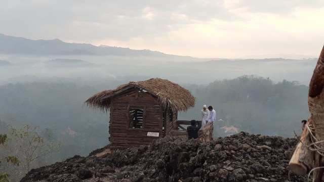 Suasana Gunung Ireng, yang memungkinkan pengunjung melihat pemandangan bak negeri di atas awan. Foto: Erfanto/Tugu Jogja.