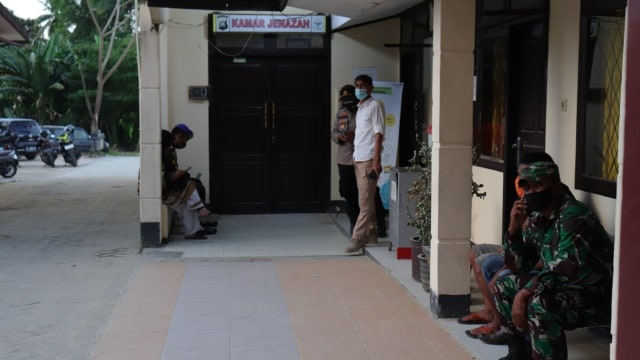 Alamarhum Serda Rusda saat jalani Autopsi di RS Bhayangkara Kota Kendari. Foto: Geraldy Rakasiwi/kendarinesia.