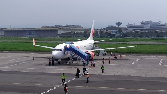 Melihat Pesawat Jet Komersial Kembali Beroperasi di Bandara Husein Sastranegara (82737)