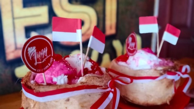 Mencicipi Nikmatnya Es Krim Batok Kelapa Merdeka