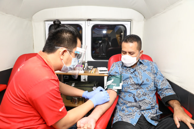 Wakil Gubernur Sumut Musa Rajekshah melakukan donor darah. Foto: Istimewa