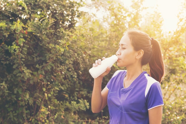 Ilustrasi minum susu setiap pagi. Foto: Shuttertock