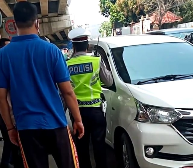 Situasi saat seorang pria diduga meninggal dunia di dalam mobil saat berada di Jalan Teuku Umar tepatnya di bawah fly over MBK Bandar Lampung, Kamis (20/8) | Foto: Istimewa