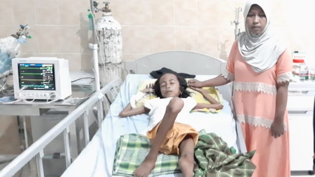 Nur Fatihatun Nisa, terbaring sakit di RS Kabelota Donggala, akibat gizi buruk yang dideritanya. Foto: Dok. PaluPoso