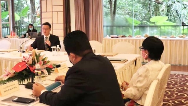 Pertemuan bilateral Menlu Retno, Erick Thohir, dan Menlu RRT di Sanya, China. Foto: Twitter/@Menlu-RI