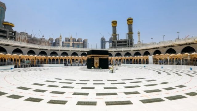 Karpet mulai dipasang di Masjidil Haram, Makkah, Arab Saudi, pada Kamis (20/8). Foto: Presidensi Dua Masjid Suci