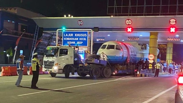 Pesawat N250 BJ Habibie sempat nyangkut di Gardu Tol Semarang.  Foto: Dok. Istimewa