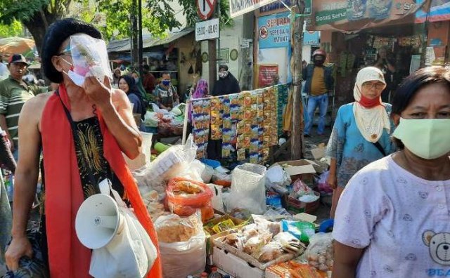 Aksi Meimura saat keliling pasar tradisional. Foto: Dok. Pribadi﻿