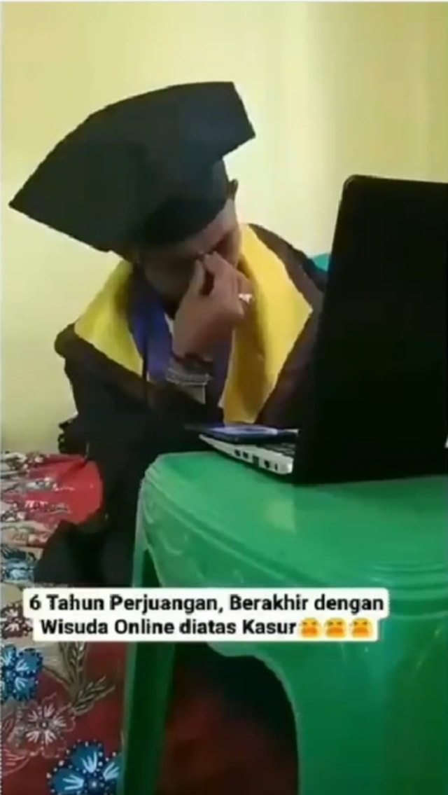 Viral mahasiswa Universitas Haluoleo, Kendari, Sulawasi Tenggara, menangis haru karena wisuda di atas kasur. (Foto: Instagram @kendariinfo)