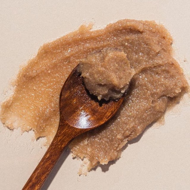 Cara Membuat Scrub Tubuh dari Gula dan Minyak Almond untuk Eksfoliasi Kulit. Foto: dok. Instagram @nudieglow