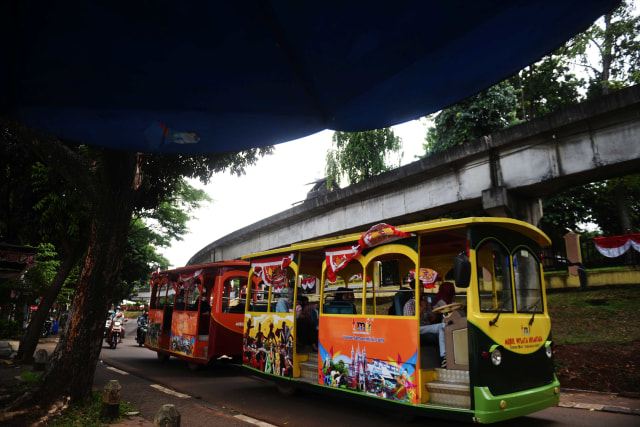 Pengunjung menaiki mobil wisata di Taman Mini Indonesia Indah, Jakarta, Jumat (21/8).
 Foto: Akbar Nugroho Gumay/Antara Foto