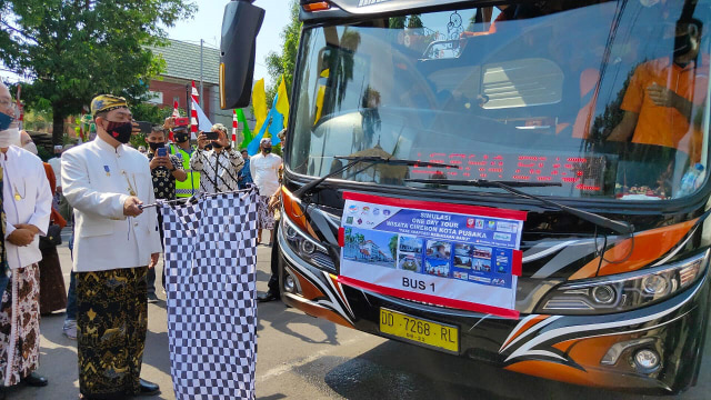Wali Kota Cirebon Nashrudin Azis melepas rombongan dalam Simulasi One Day Tour Wisata Cirebon Kota Pusaka. (Juan)