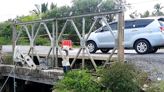 Jembatan di Desa Sengkubang yang rusak. Foto: M Zain