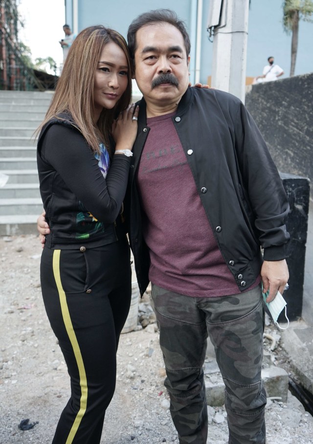 Penyanyi dangdut Inul Daratista bersama suaminya Adam Suseno saat ditemui di kawasan Tendean, Jakarta, Jumat, (21/8/2020). Foto: Ronny