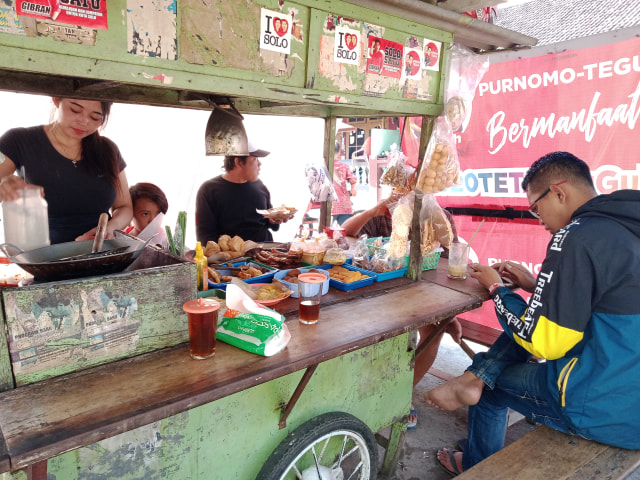 Kisah Penjual Angkringan Berparas Cantik yang Viral di  