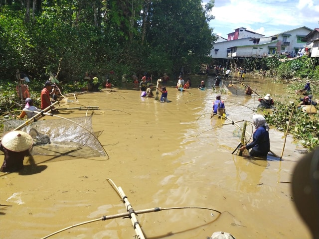 Warga menangguk ikan di Pulau Besar, Desa Rawak Hulu, Kecamatan Sekadau Hulu, Kabupaten Sekadau. Foto: Dok Brigadir Juniardi